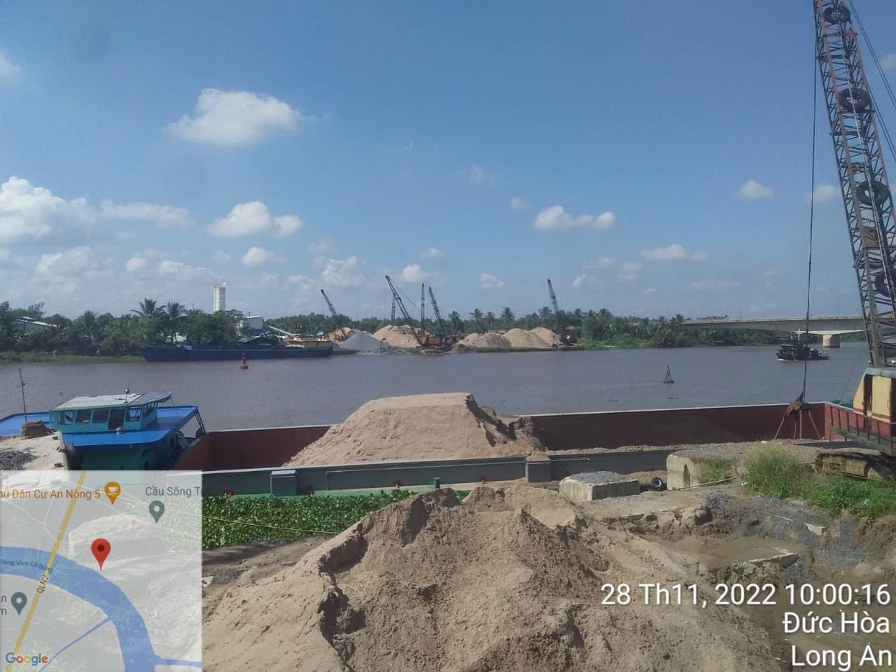 Phương tiện và cát lấp tại Vạn Lộc Long An