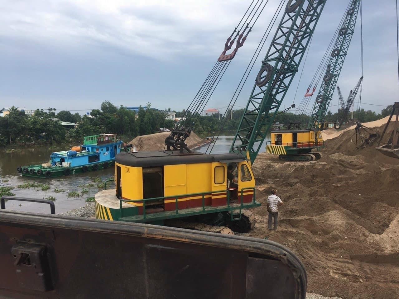 Phương tiện và cát lấp tại Vạn Lộc Long An